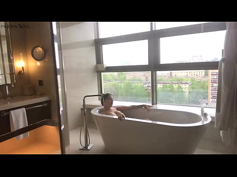❤️ Mtoto mkubwa anapepesuka kwa shauku kutoka kwenye kitumbua chake bafuni Video ya ngono ☑