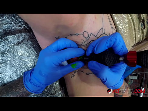 ❤️ Mrembo mwenye tatoo nyingi sana Sully Savage alijichora tattoo kwenye kisimi chake Video ya ngono ☑