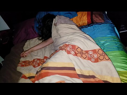 ❤️ Stepson akimtusi mama yake mdogo wa kambo wakati amelala. Video ya ngono ☑
